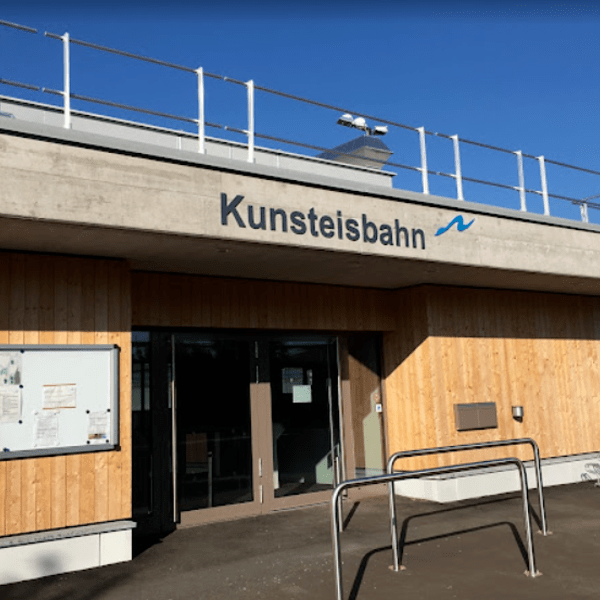 Kunsteisbahn Brand Garderobengebäude